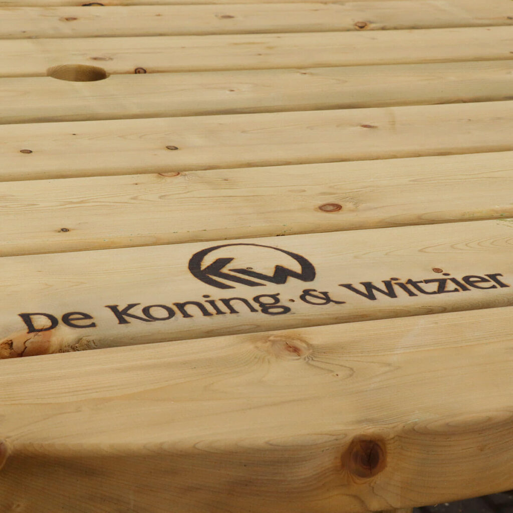 ronde picknicktafel met logo