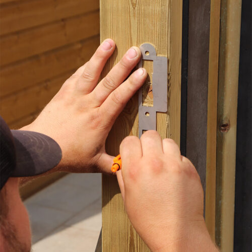 zo monteert u een schutting tuinpoort met slotset