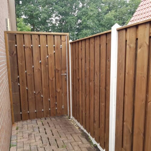 Bruin geimpregneerde tuinpoort tussen premium wit/grijze betonpalen