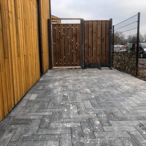 Bruin geimpregneerde tuinpoort tussen premium antraciet betonpalen