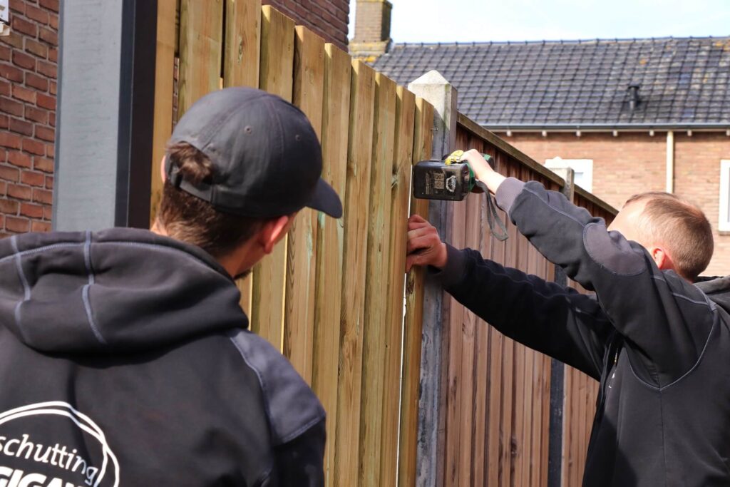 hout beton schutting plaatsen stap voor stap