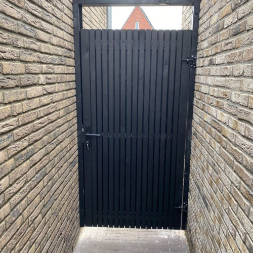 Zwarte elan tuinpoort met zwarte details