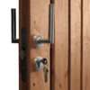 houten schuifpoort met metalen frame bruin