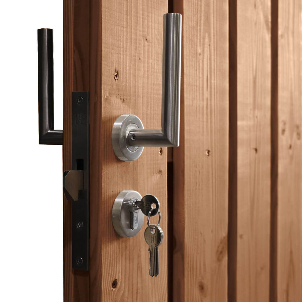 houten schuifpoort met metalen frame bruin