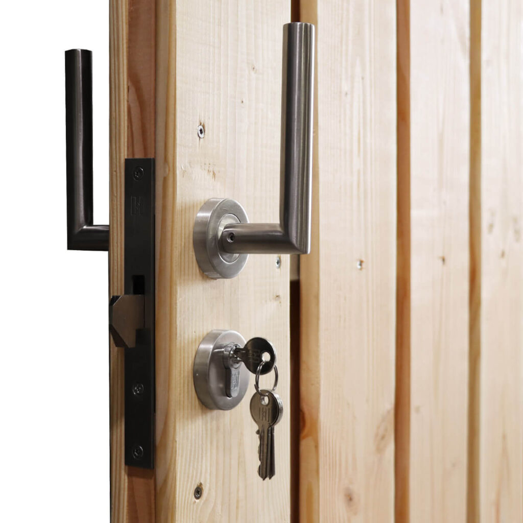 houten schuifpoort met metalen frame douglas