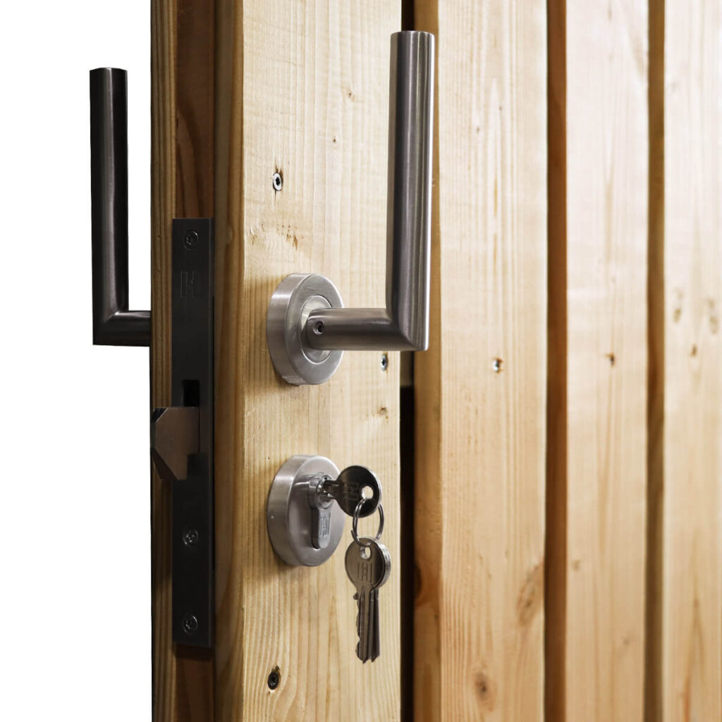 houten schuifpoort met metalen frame grenen