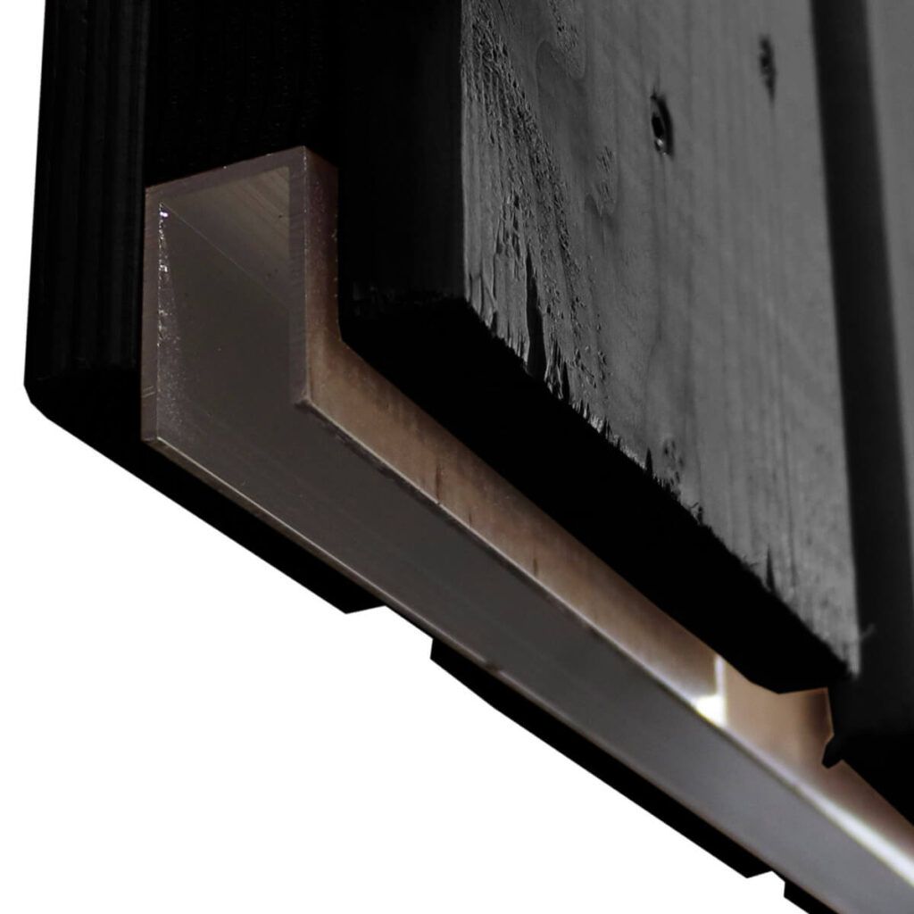 houten schuifpoort met metalen frame zwart