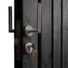 houten schuifpoort met metalen frame zwart
