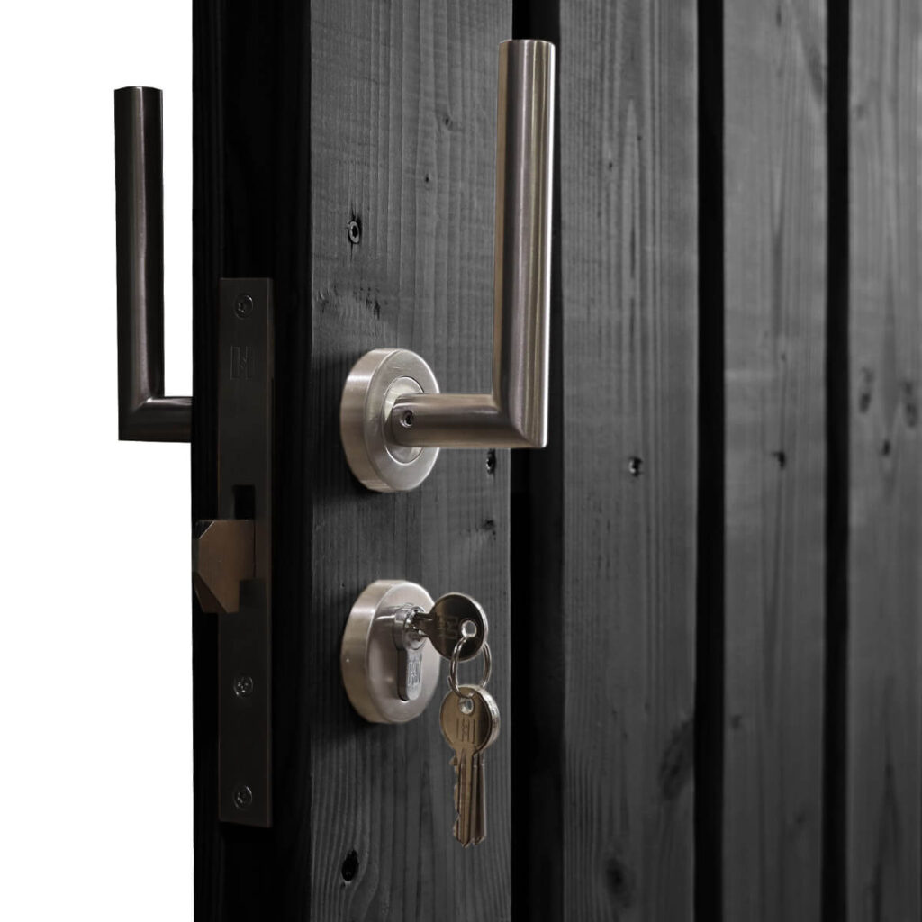 houten schuifpoort met metalen frame zwart