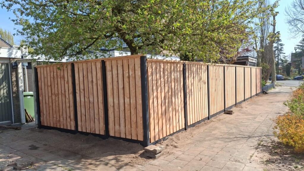 sfeerbeeld douglas 23 planks antraciet schutting sleufpaal gleufpaal glad premium schutting betonpaal