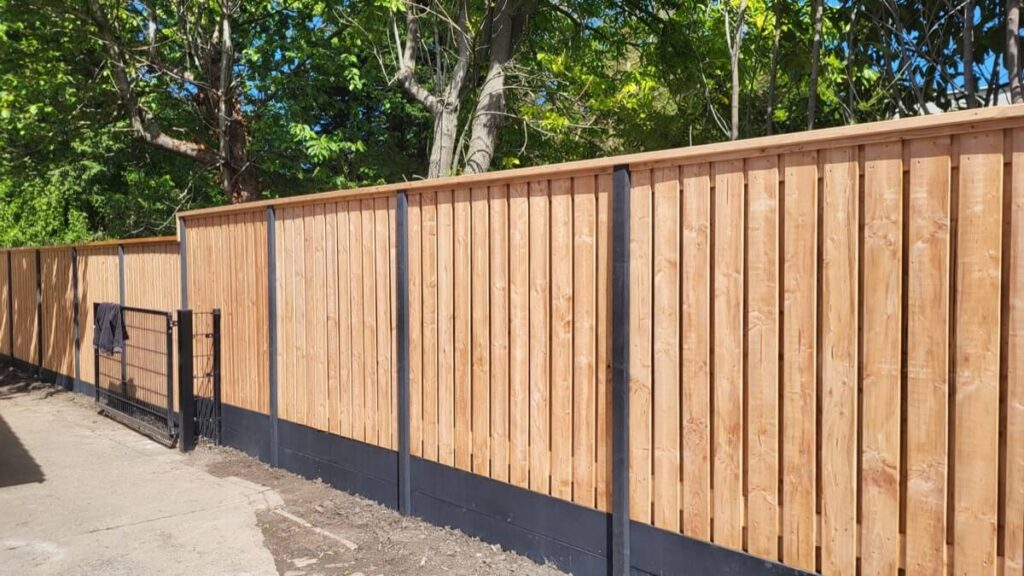 sfeerbeeld douglas 23 planks antraciet schutting sleufpaal gleufpaal glad premium schutting betonpaal