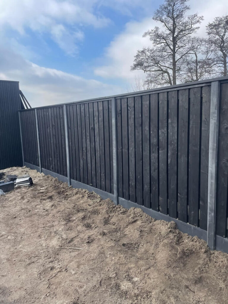 sfeerbeeld zwart 23 planks antraciet schutting sleufpaal gleufpaal glad premium schutting betonpaal