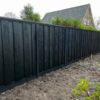 sfeerbeeld zwart beto 11 planks antraciet gecoat schutting sleufpaal gleufpaal glad premium schutting betonpaal