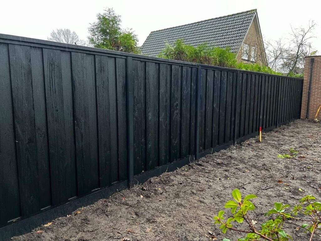 sfeerbeeld zwart beto 11 planks antraciet gecoat schutting sleufpaal gleufpaal glad premium schutting betonpaal