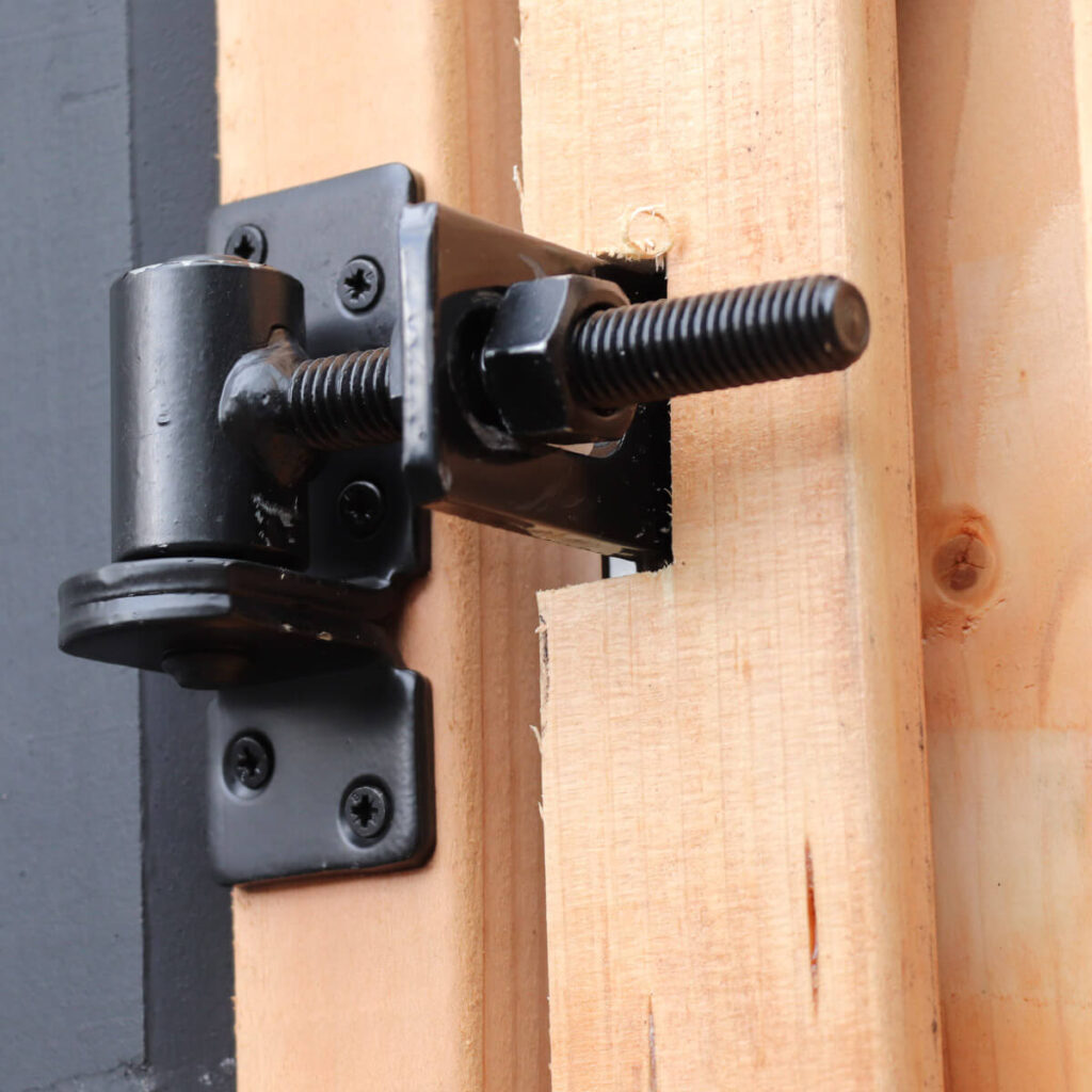 complete houten schutting tuinpoort red class wood zwart beslag details