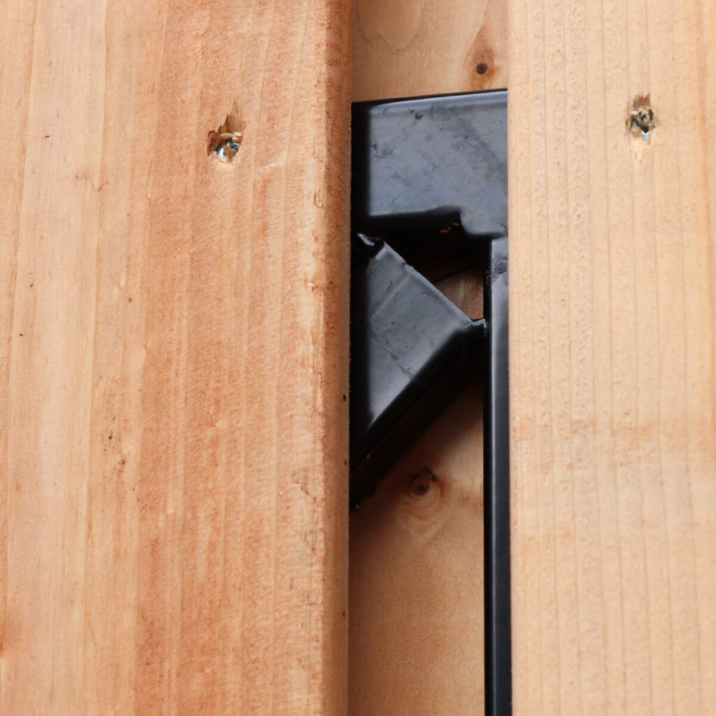 complete houten schutting tuinpoort red class wood zwart beslag details