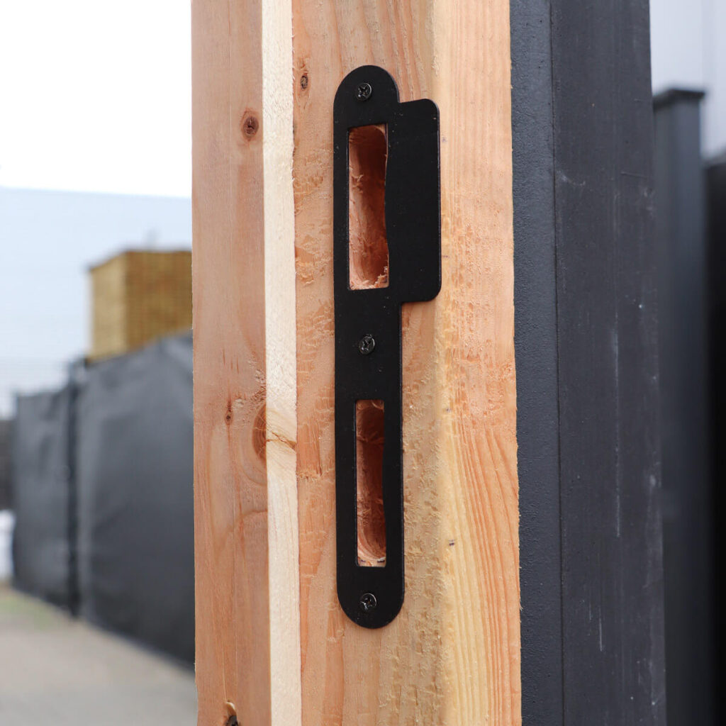 complete houten schutting tuinpoort red class wood zwart beslag details