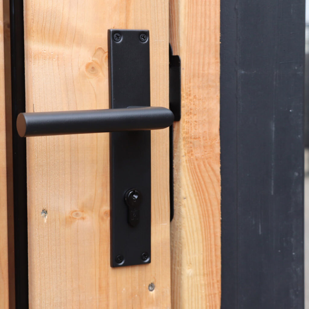 complete houten schutting tuinpoort red class wood zwart beslag details