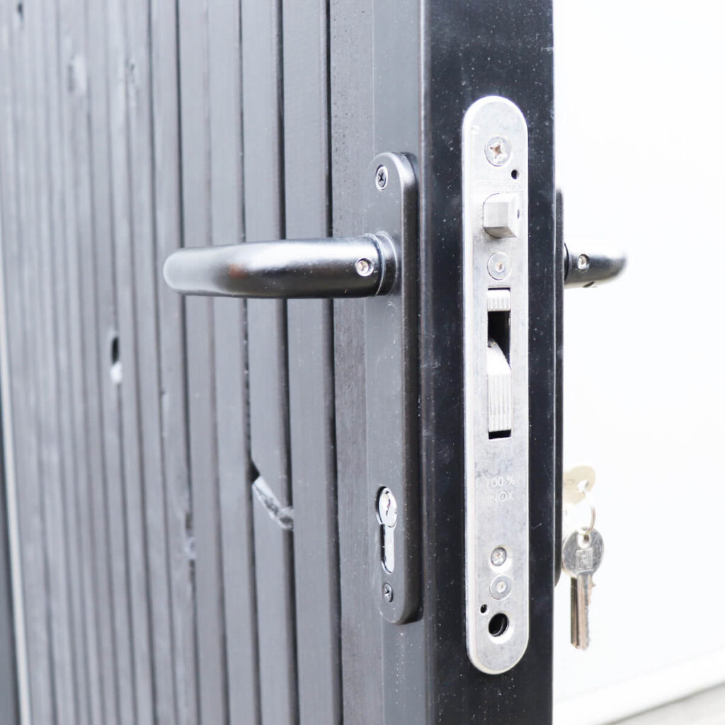 houten hekwerk tuinpoort stalen frame zwart elan 9005 180 x 100 cm vence