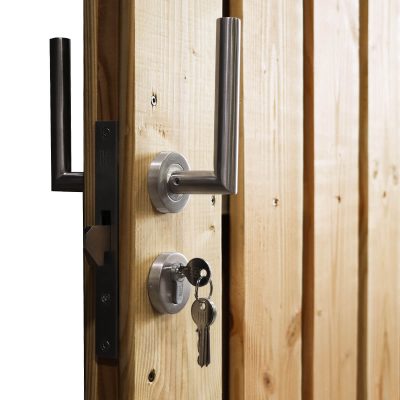 houten schuifpoort met metalen frame grenen