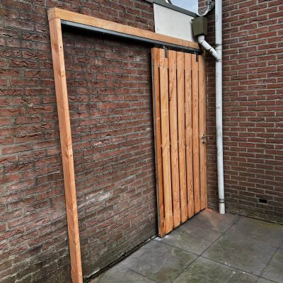houten schuifpoort met metalen frame red class wood