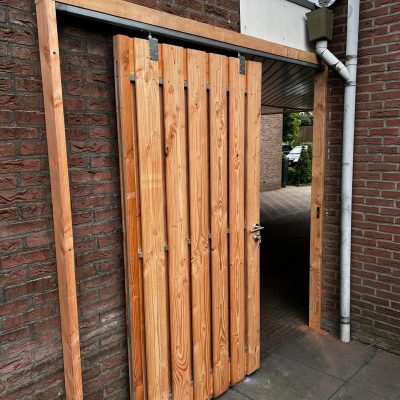 houten schuifpoort met metalen frame red class wood
