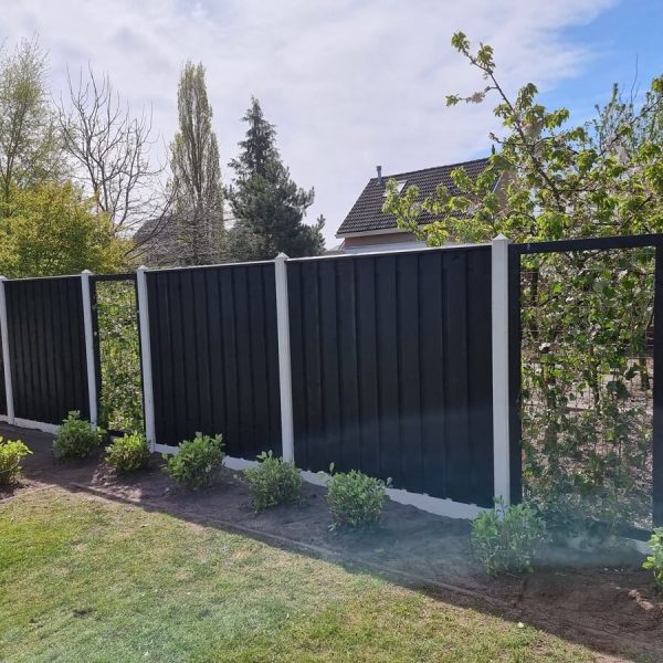 zwart-grenen-schutting-hout-beton-tuingigant-01