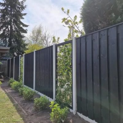 zwart grenen schutting hout beton